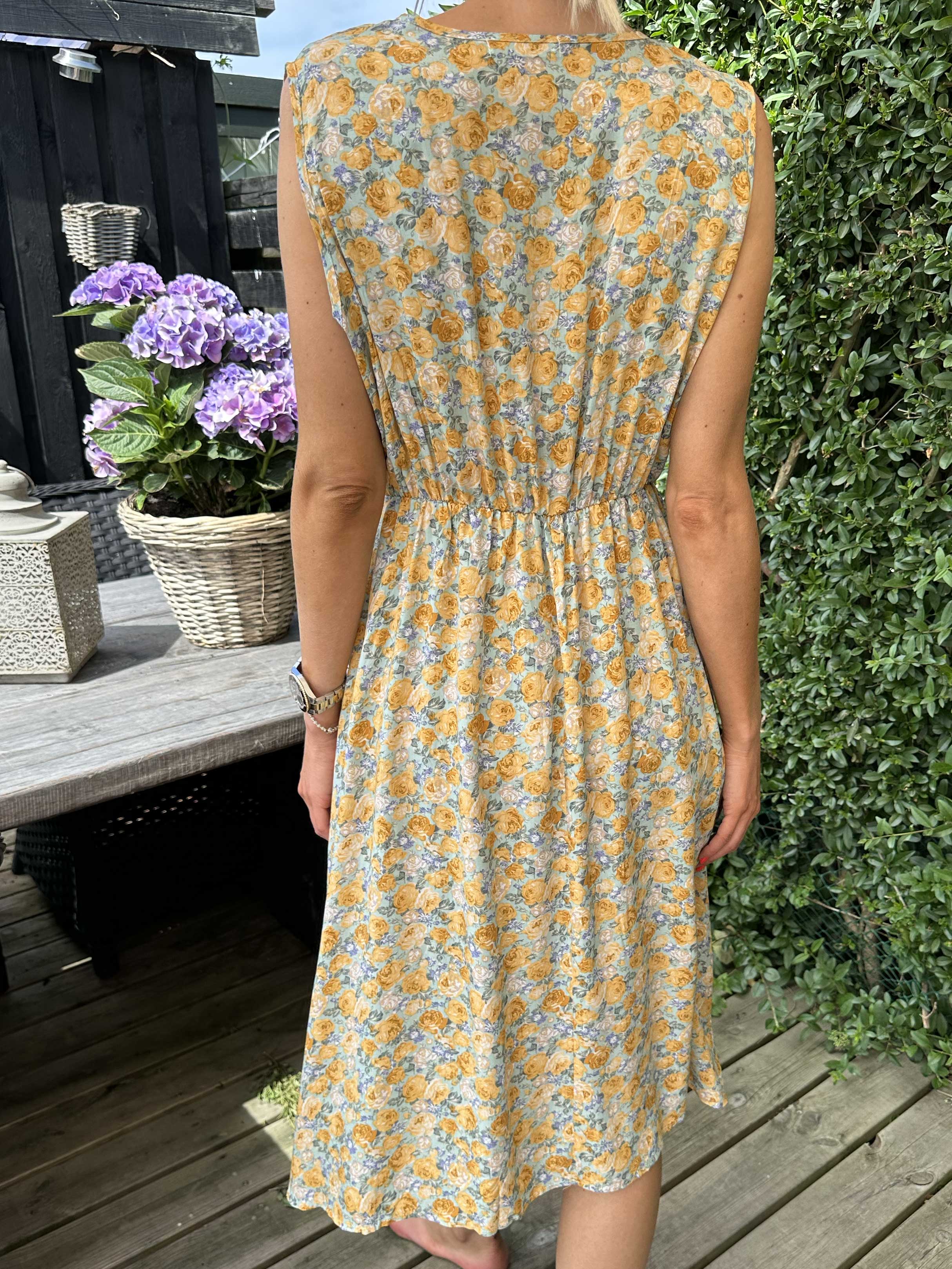 Liv - Sød kjole i småt blomsterprint